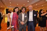 Zakladatelé soutěže Iris a Henry Lau s ministrem financí ČLR