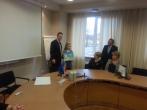 Předání diplomu oceněné dívce v Kothla-Järve