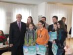 Předávání cen MDVV 2009 - Bosna a Hercegovina, ZÚ Sarajevo - velvyslanec s dětmi ze ZŚ Vlasenica